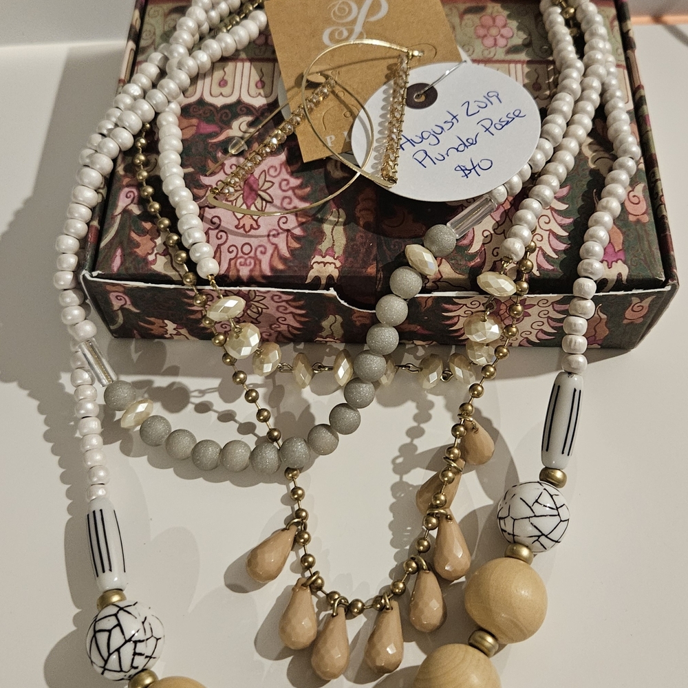 Elegant Beaded Necklace Set - White and Gold